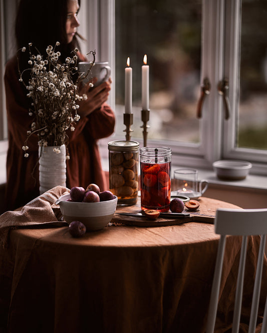What a Host Home Decor: Autumn Tablescape Design with gold brass modern candle holders, gold rose cutlery sets, natural table linens and wooden chopping board